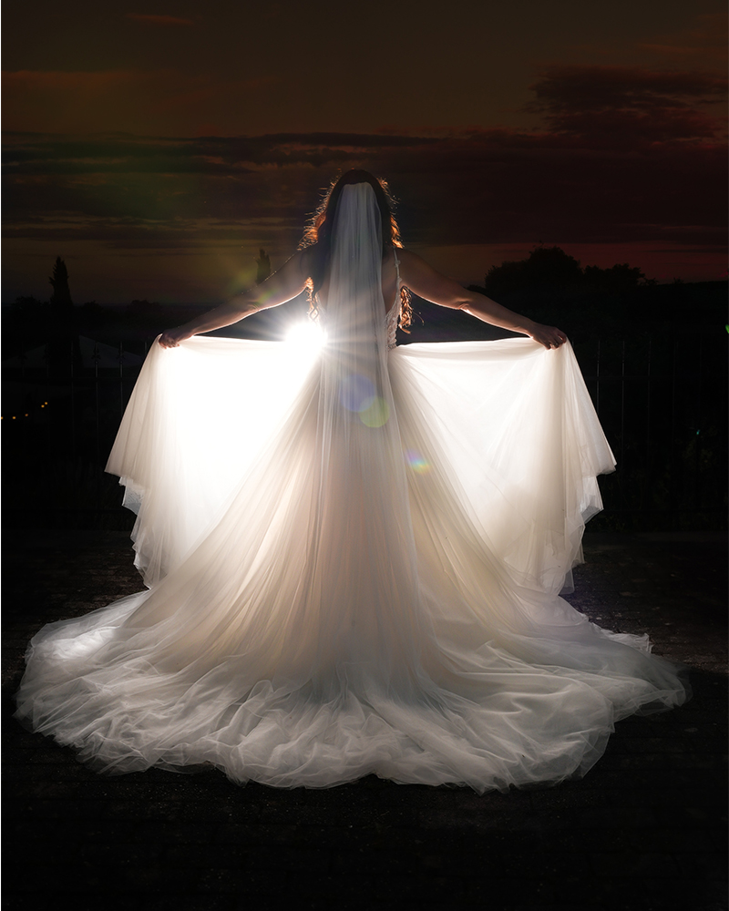 Stimmungsvoller Abendporträt eines Bräutigams mit Blitzlicht an der Hochzeitslocation