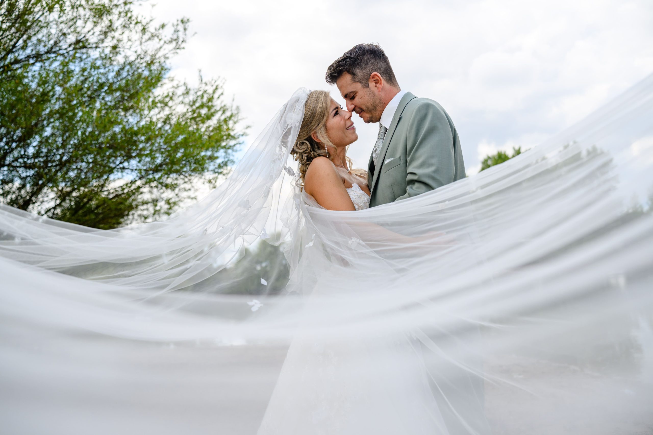 Natürliches Hochzeitsshooting eines Brautpaares