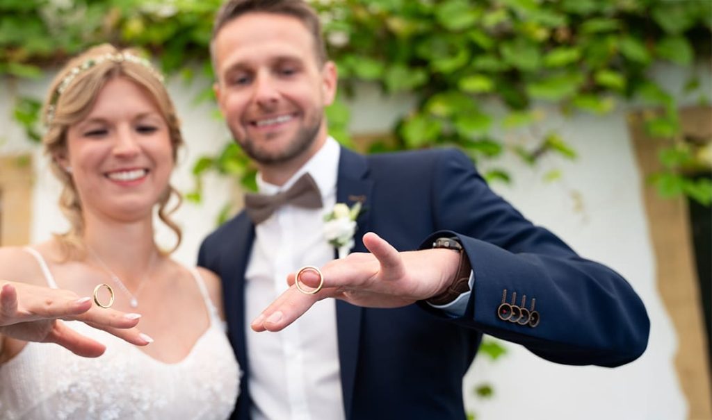 Ringtausch bei einer standesamtlichen Hochzeit