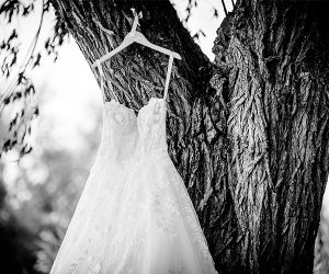 Brautkleid hängt bereit für die Hochzeit