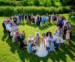 Gruppenfoto mit Brautpaar und Hochzeitsgästen