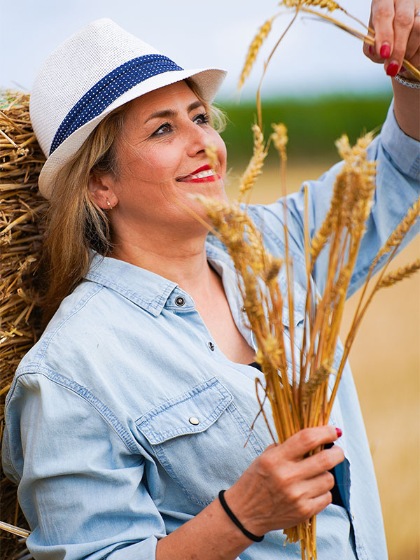 Romantisches Paarshooting im Feld