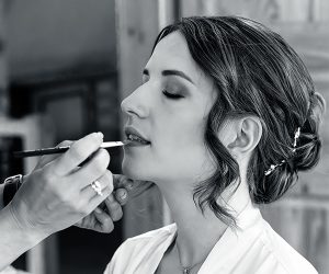 Braut beim Getting Ready vor der Trauung