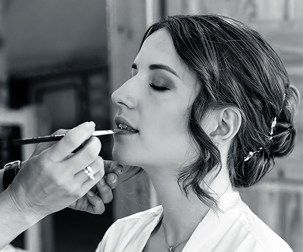 Natürliches Hochzeitsshooting eines Brautpaares