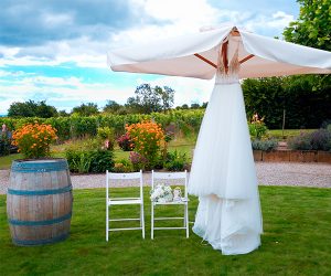 Brautkleid hängt bereit für die Hochzeit