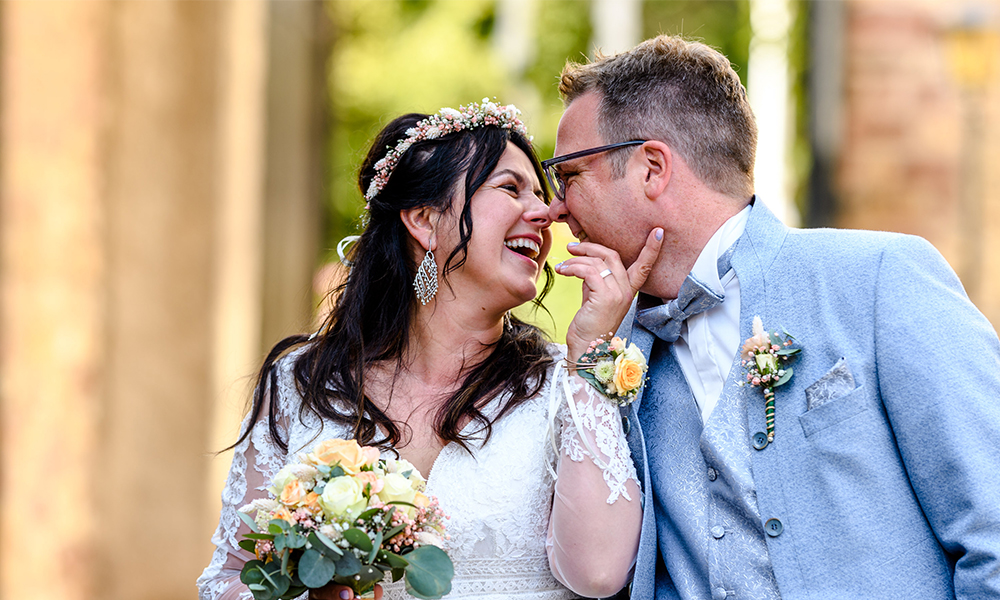 Emotionales Hochzeitsshooting eines Brautpaares in Haldmühle