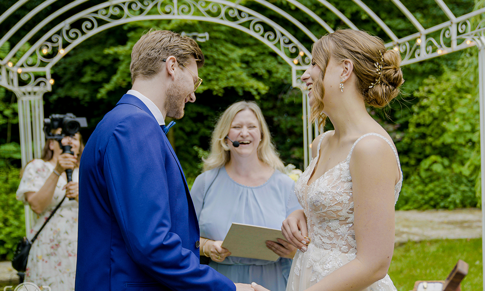 Emotionale Freiheitrauung eines Brautpaares in Felsenmühle