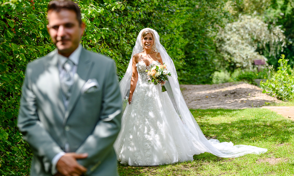 First Look zwischen Braut und Bräutigam