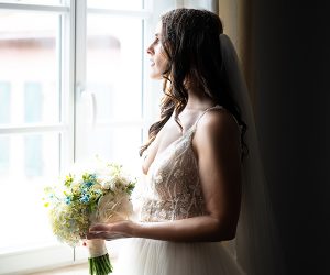 Braut beim Getting Ready vor der Trauung