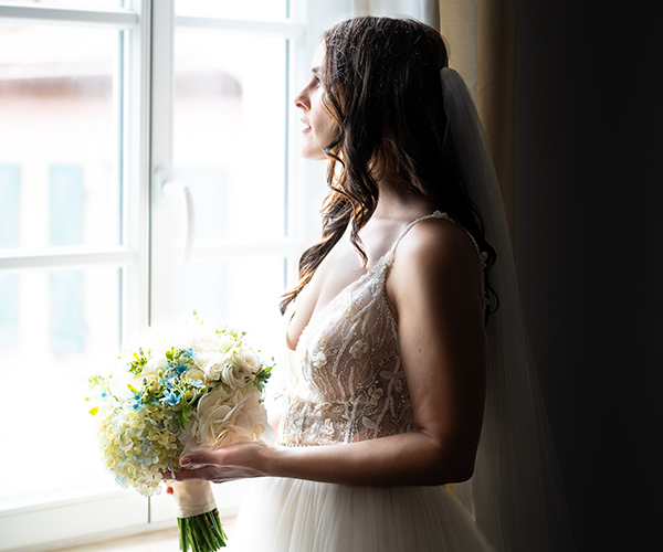 Getting Ready von Braut und Bräutigam vor der Hochzeit