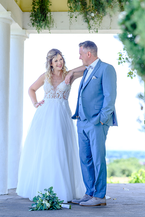 Natürliches Hochzeitsshooting eines Brautpaares