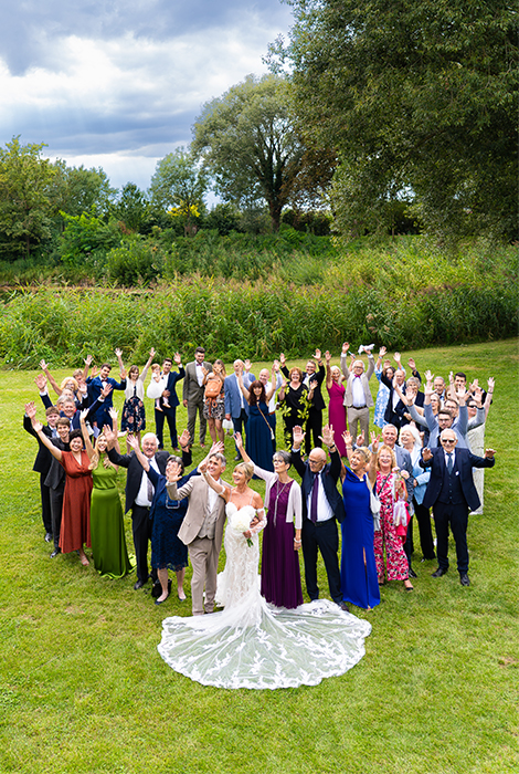 Gruppenfoto mit Brautpaar und Hochzeitsgästen