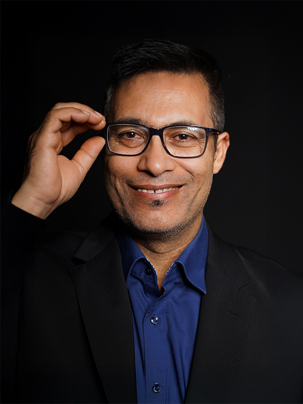 Porträtfoto eines motivierten und professionellen Fotografenteams